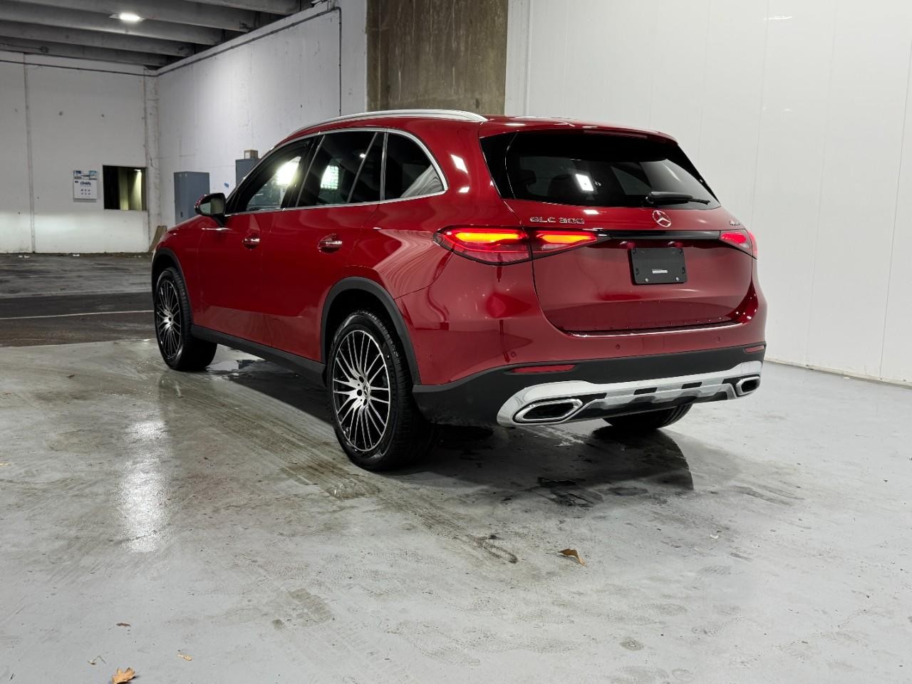 Mercedes-Benz GLC Vehicle Full-screen Gallery Image 3