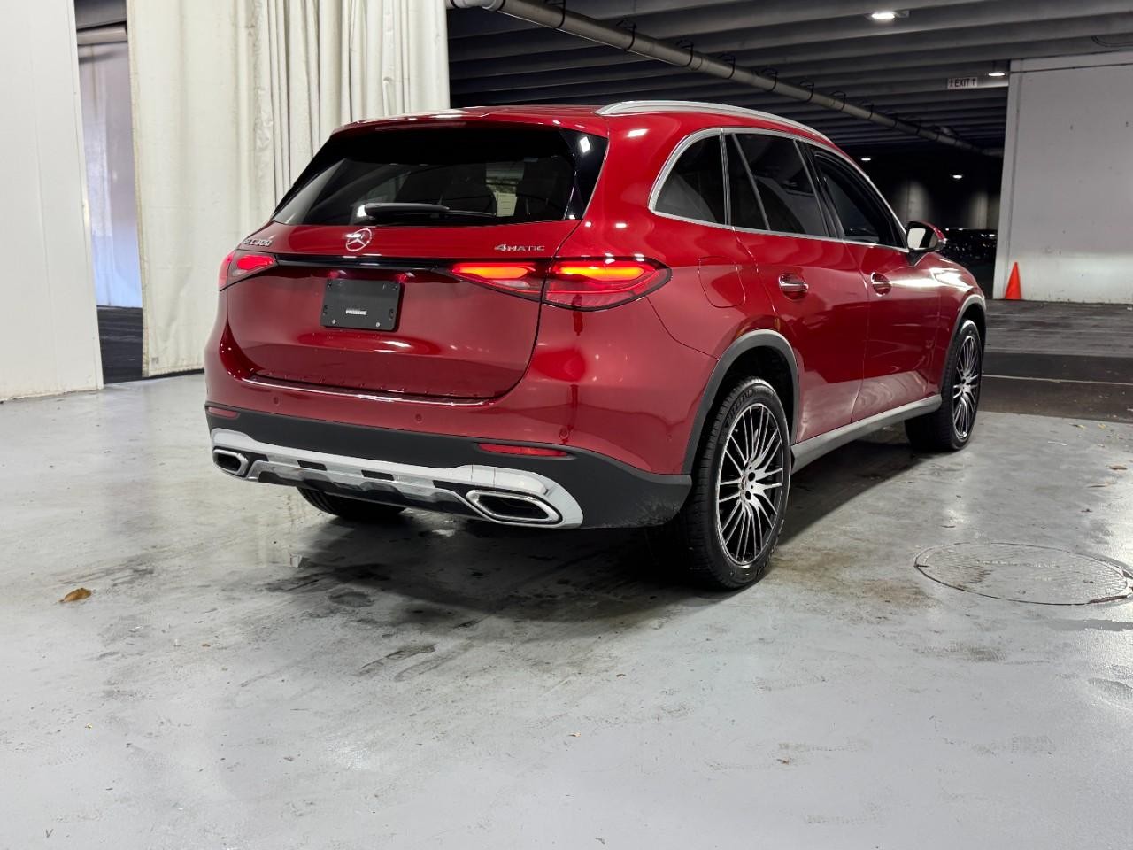 Mercedes-Benz GLC Vehicle Full-screen Gallery Image 4