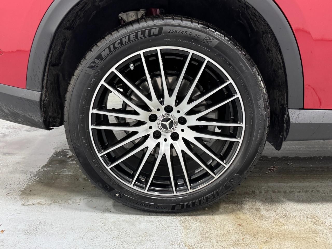 Mercedes-Benz GLC Vehicle Full-screen Gallery Image 5