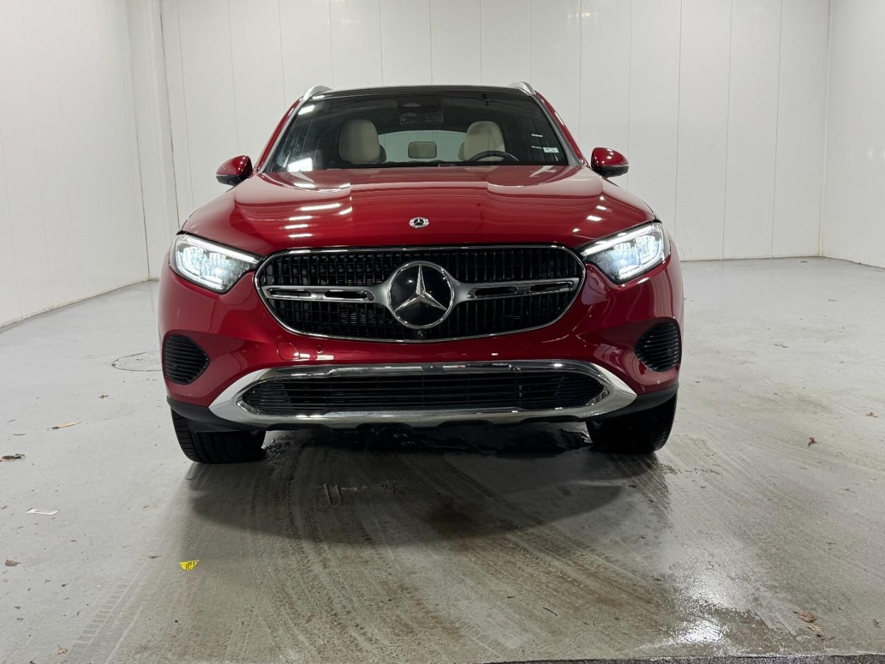 Mercedes-Benz GLC Vehicle Full-screen Gallery Image 7