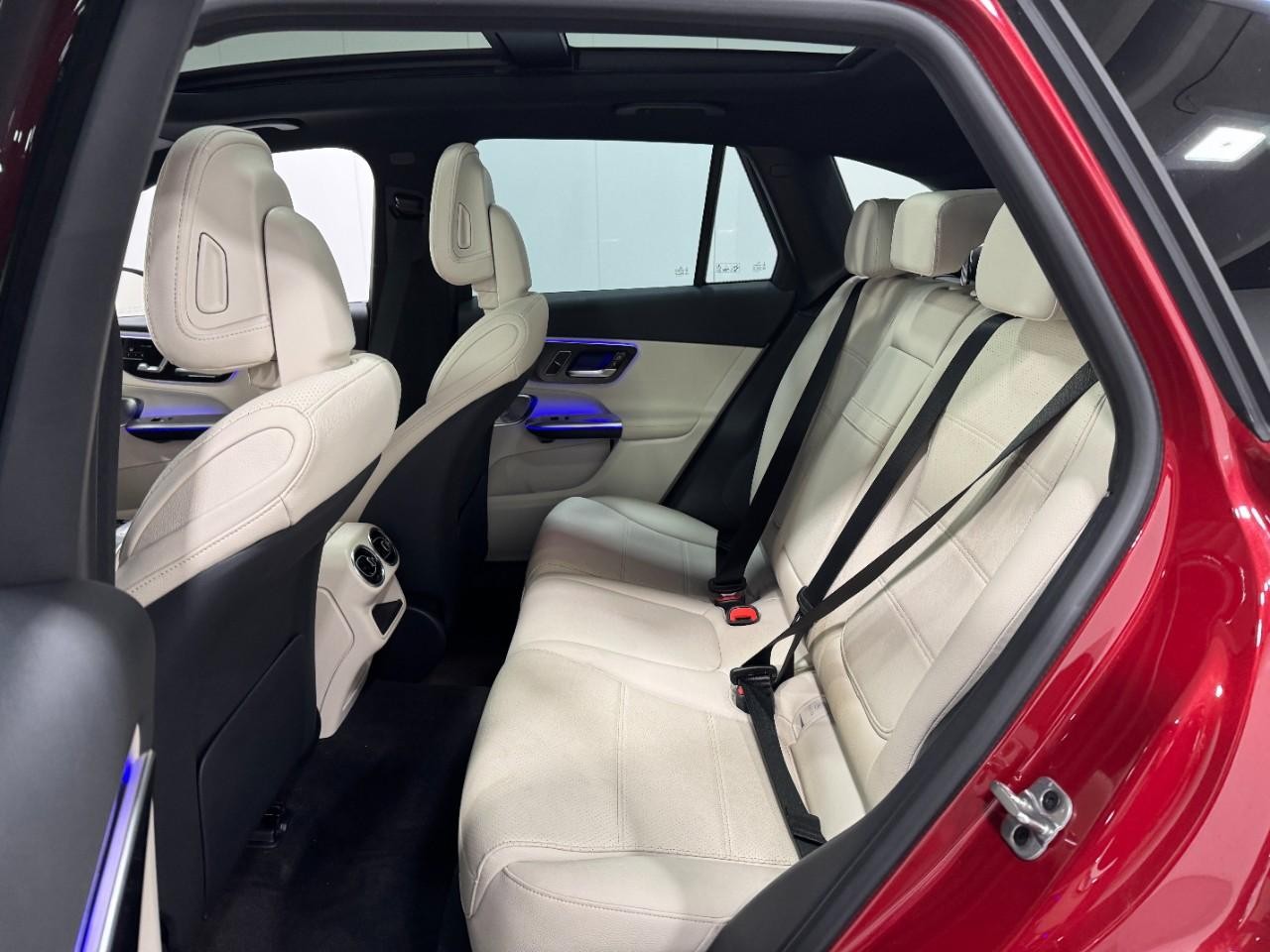 Mercedes-Benz GLC Vehicle Full-screen Gallery Image 8