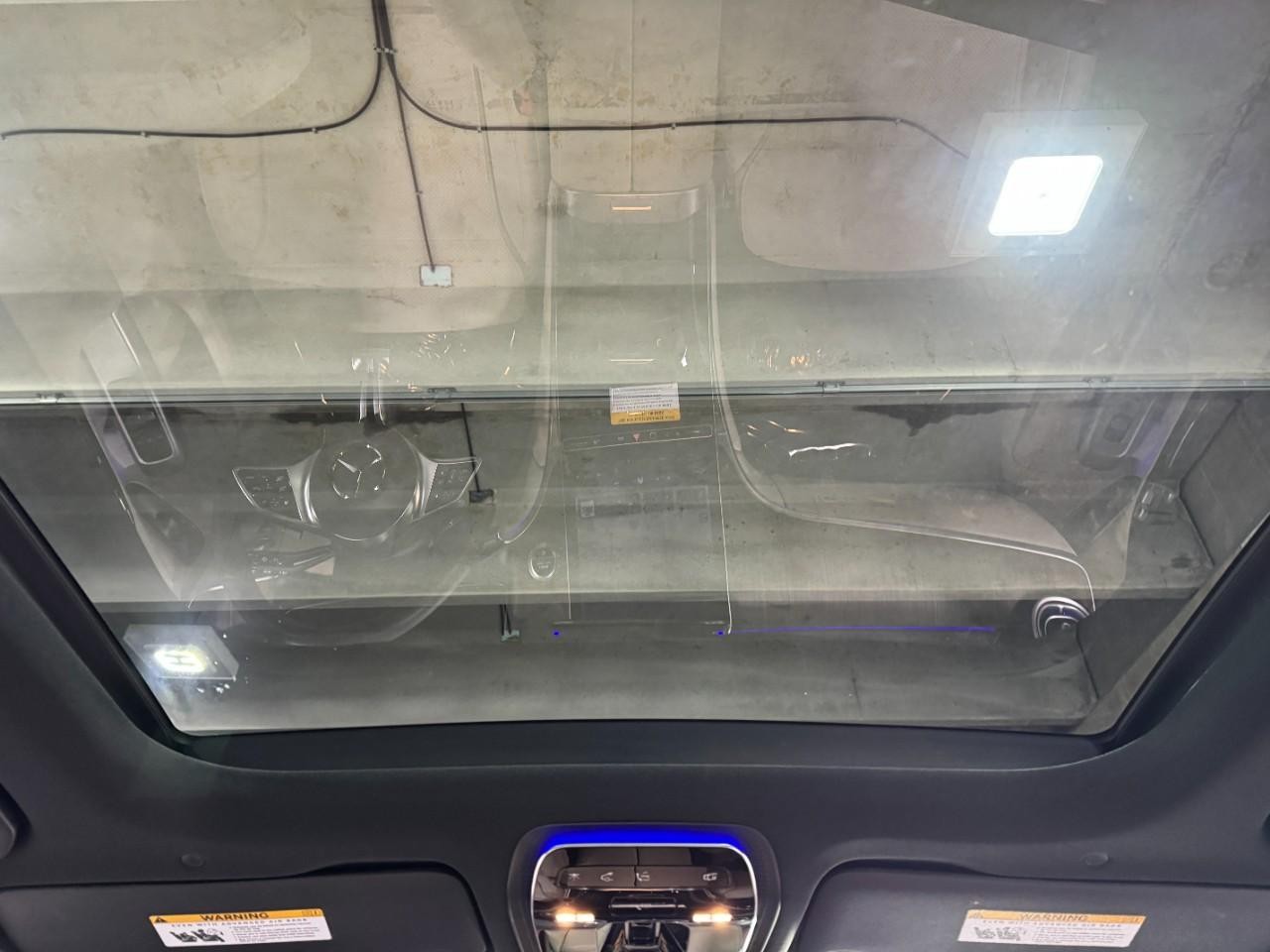 Mercedes-Benz GLC Vehicle Full-screen Gallery Image 11