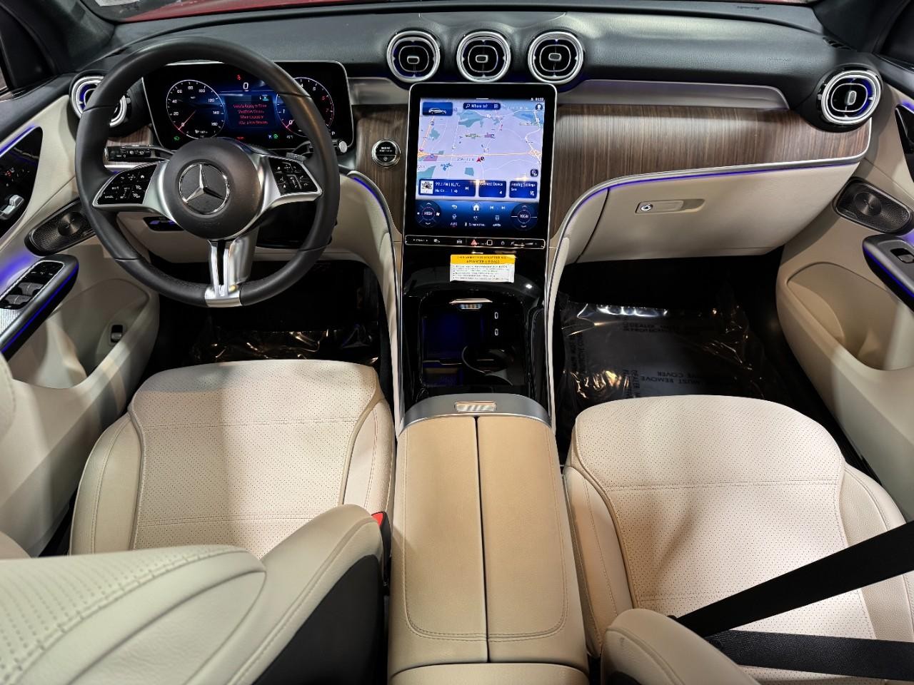 Mercedes-Benz GLC Vehicle Full-screen Gallery Image 12