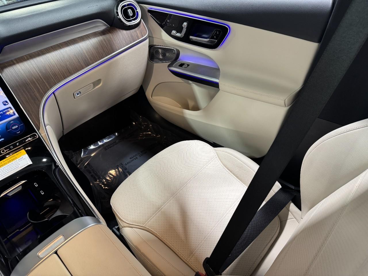 Mercedes-Benz GLC Vehicle Full-screen Gallery Image 15