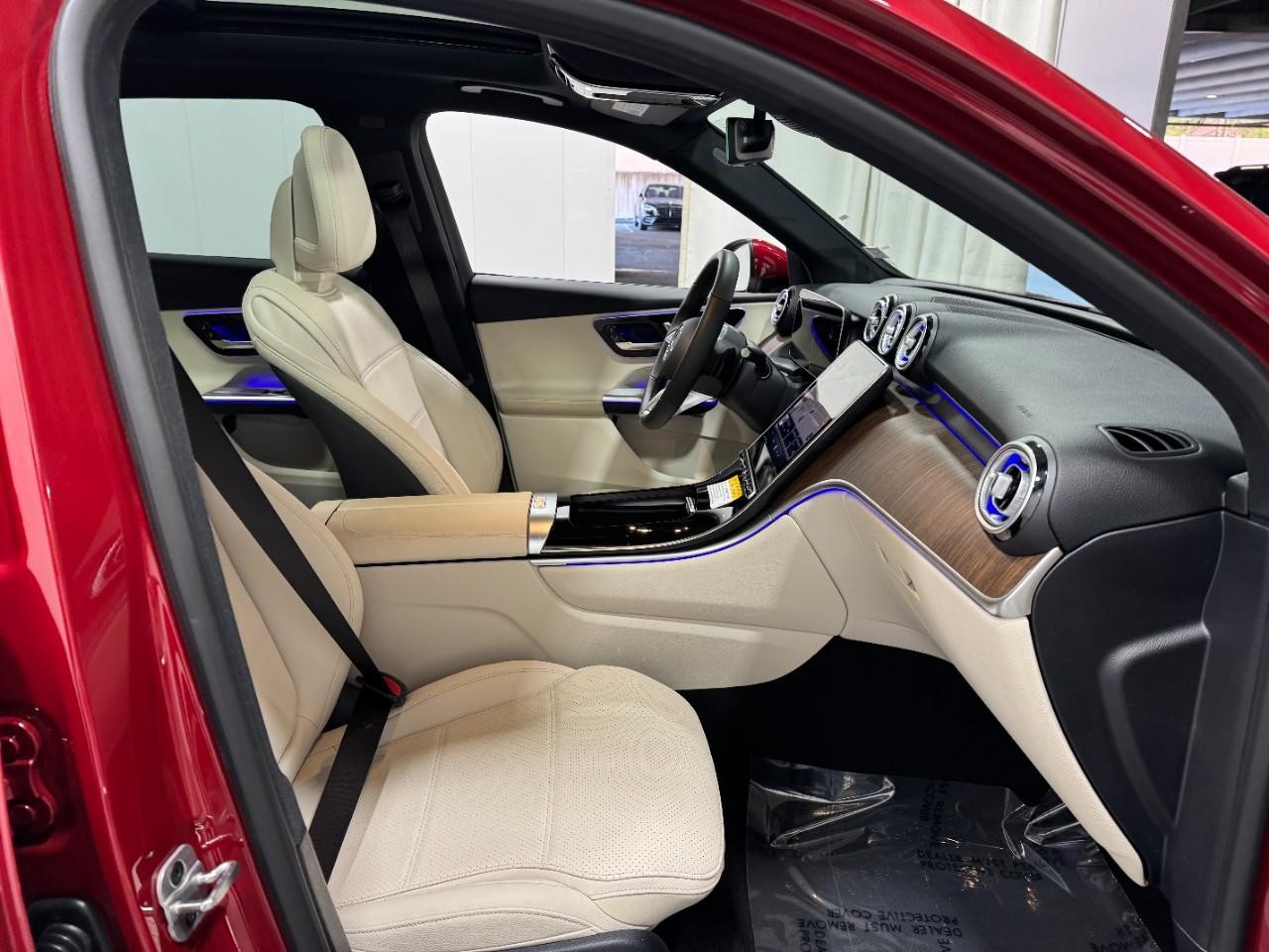 Mercedes-Benz GLC Vehicle Full-screen Gallery Image 16