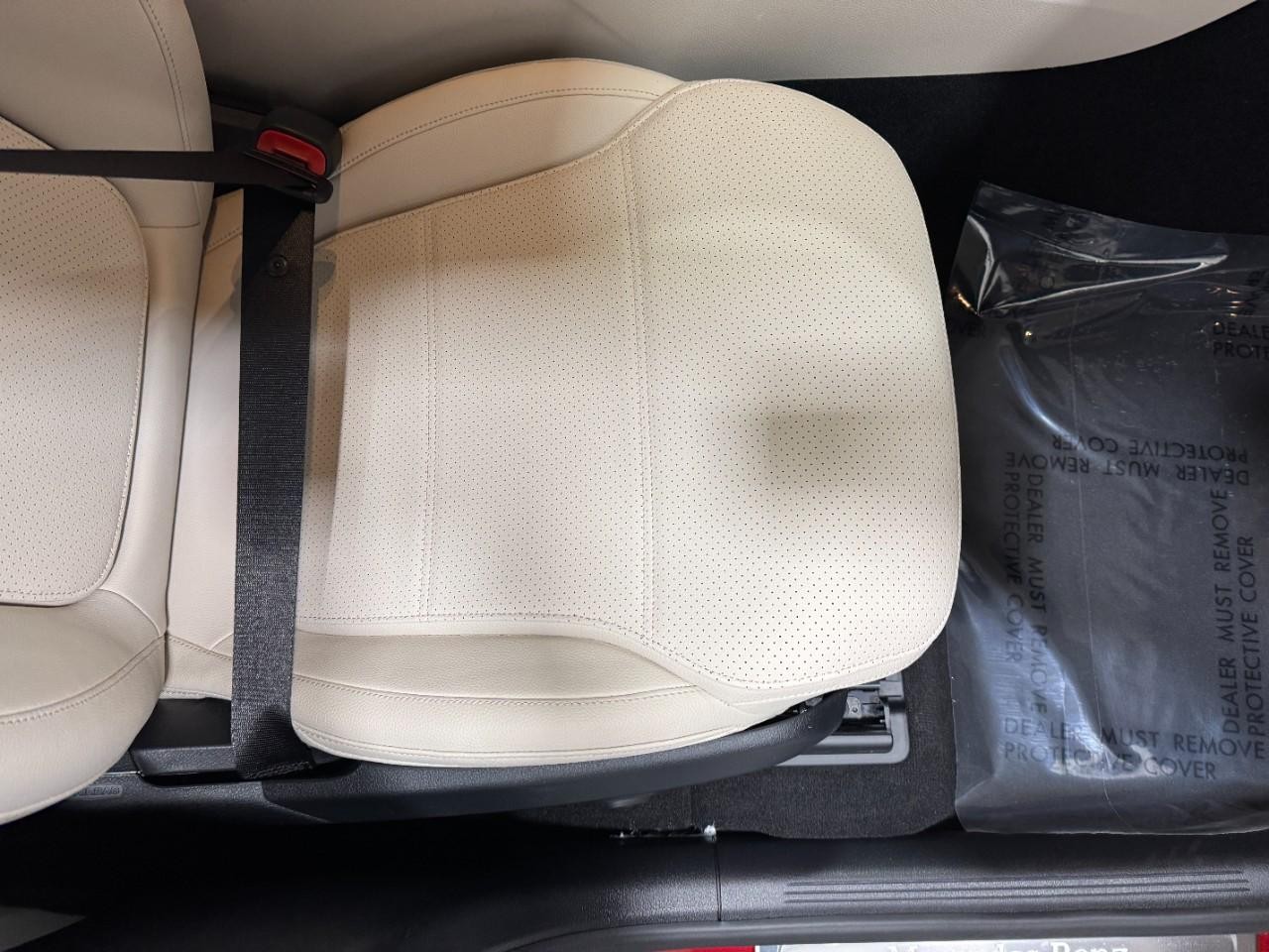 Mercedes-Benz GLC Vehicle Full-screen Gallery Image 17