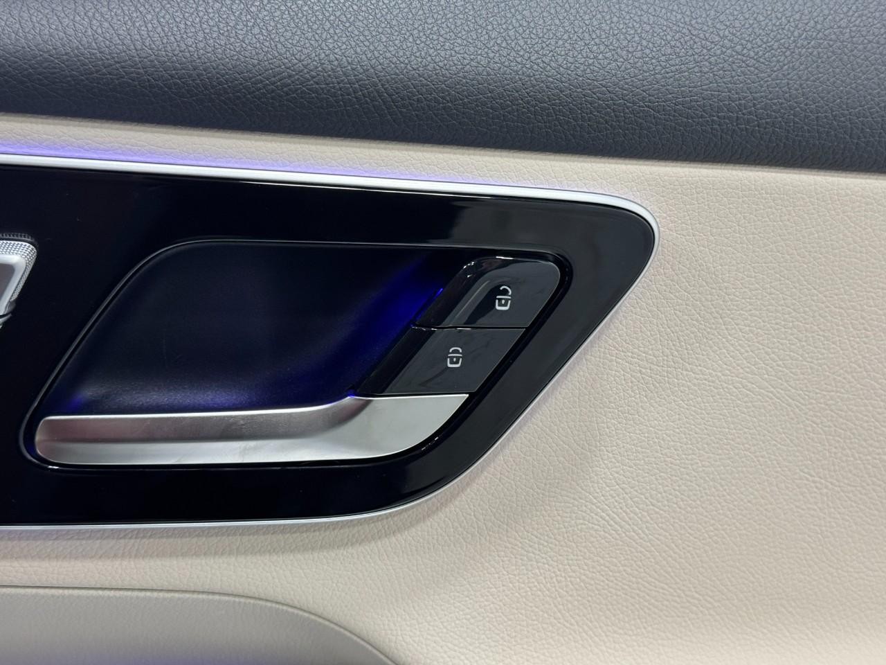 Mercedes-Benz GLC Vehicle Full-screen Gallery Image 20