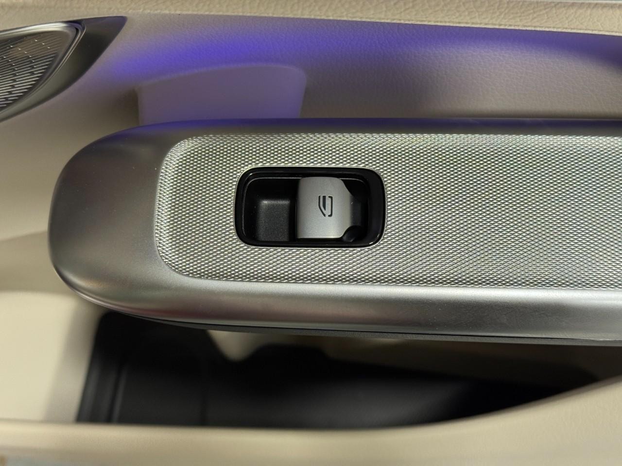 Mercedes-Benz GLC Vehicle Full-screen Gallery Image 21