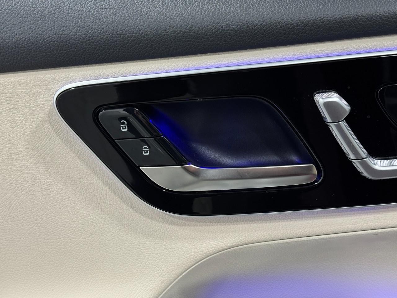 Mercedes-Benz GLC Vehicle Full-screen Gallery Image 23