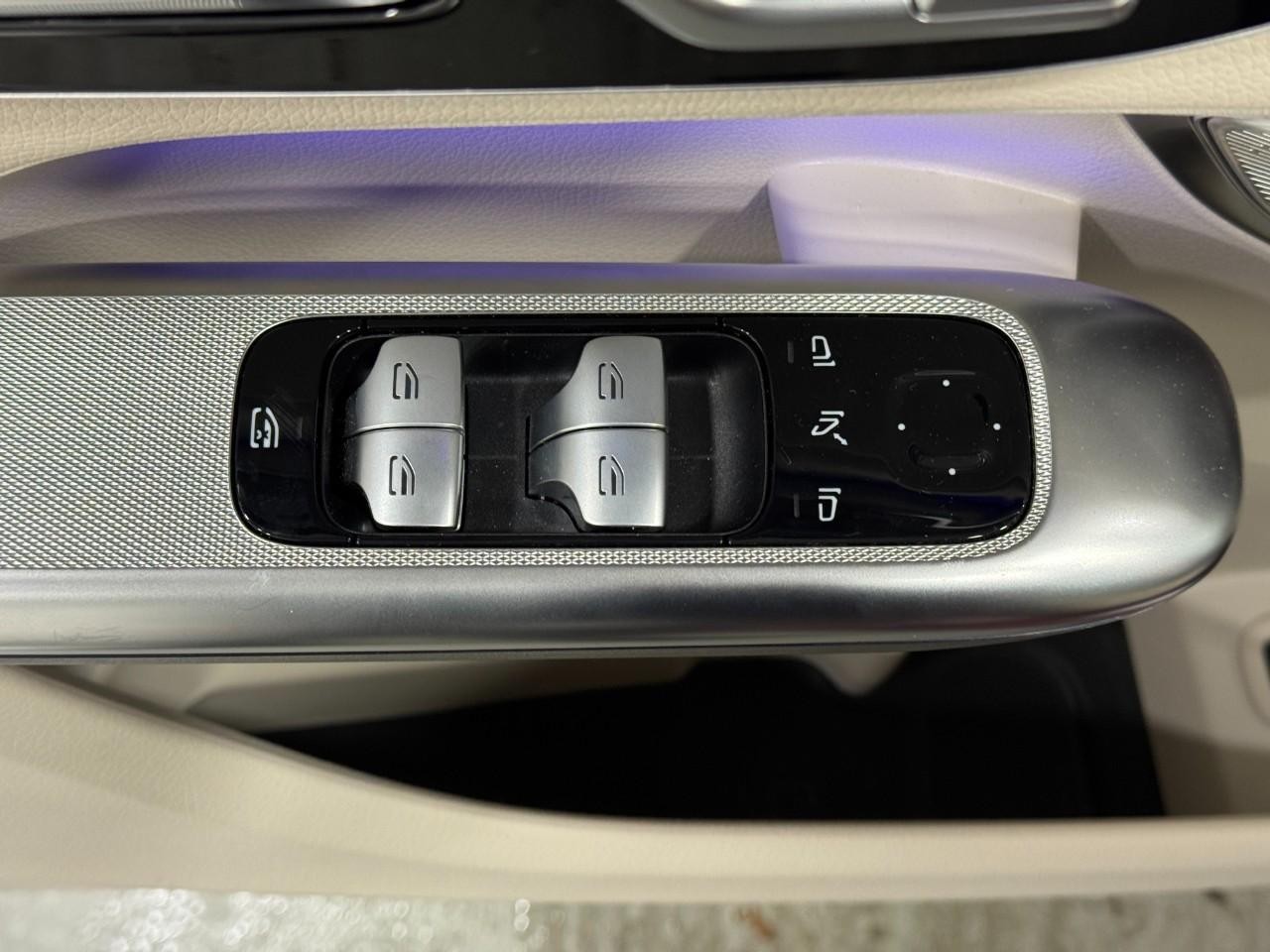 Mercedes-Benz GLC Vehicle Full-screen Gallery Image 24