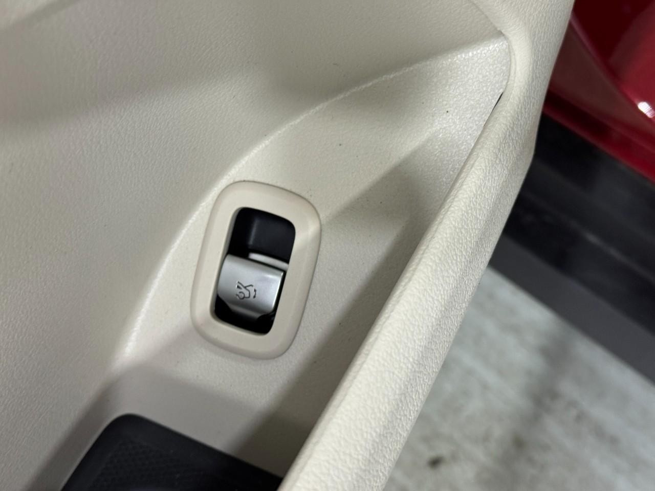 Mercedes-Benz GLC Vehicle Full-screen Gallery Image 26