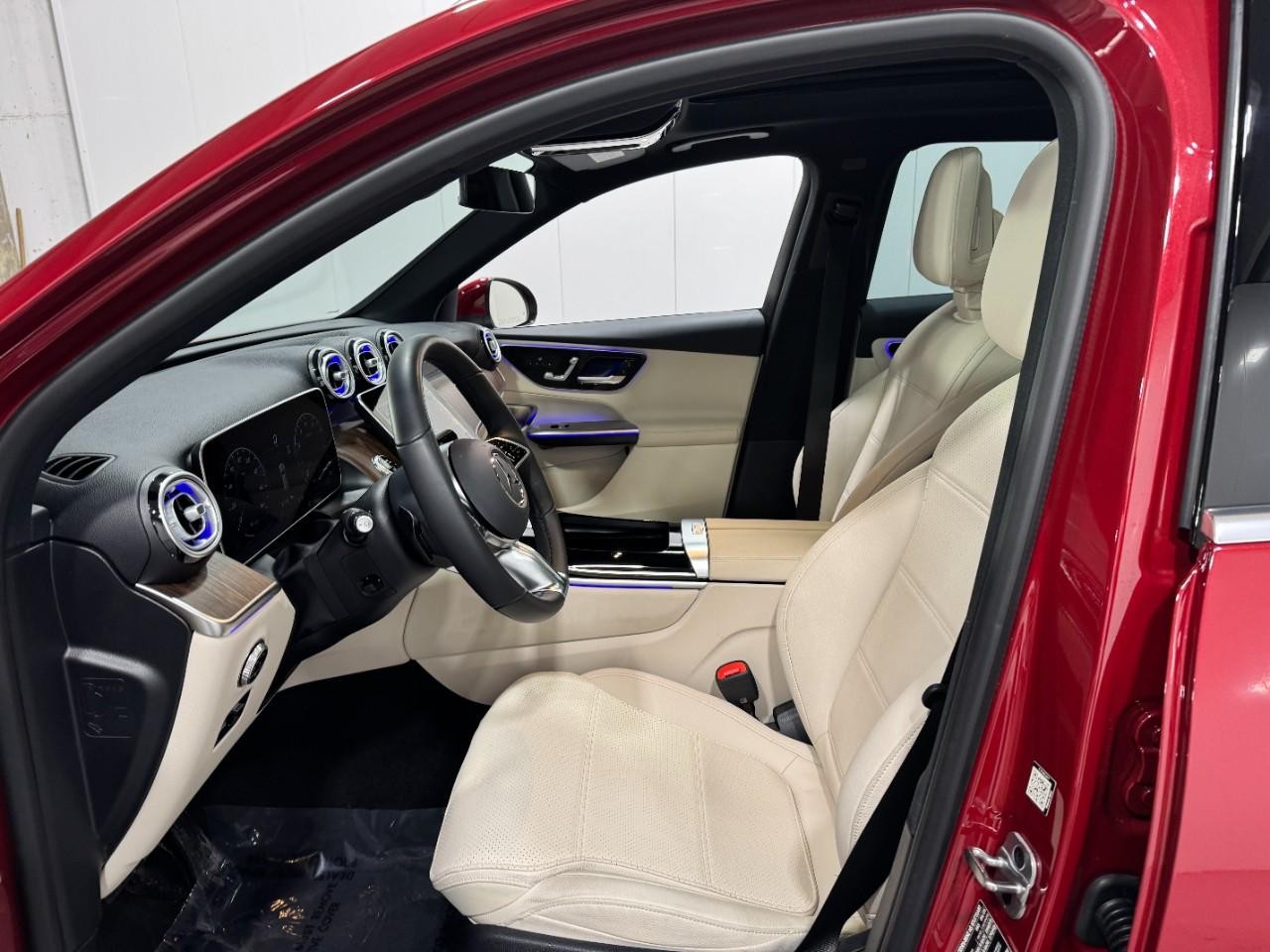 Mercedes-Benz GLC Vehicle Full-screen Gallery Image 27