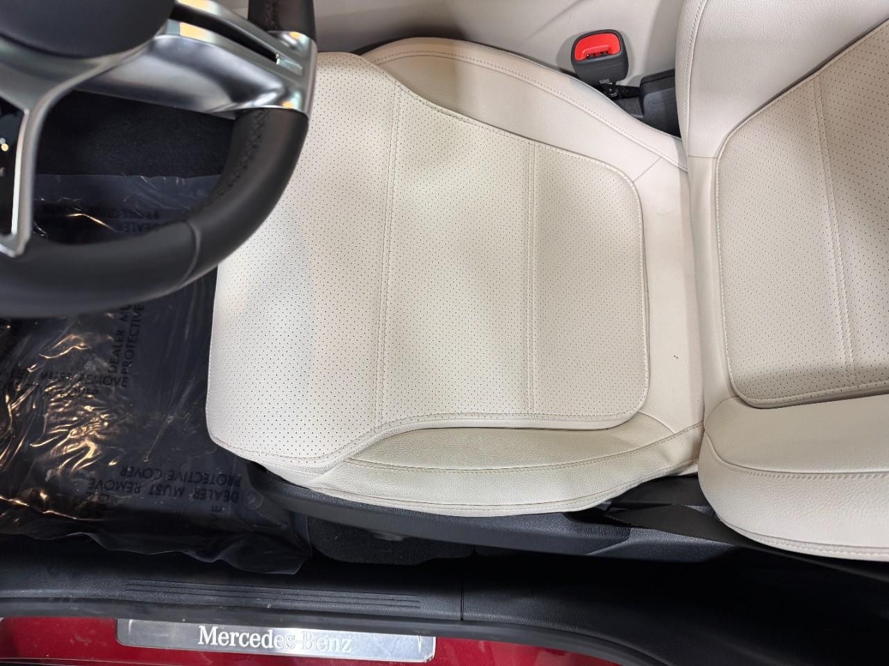 Mercedes-Benz GLC Vehicle Full-screen Gallery Image 28