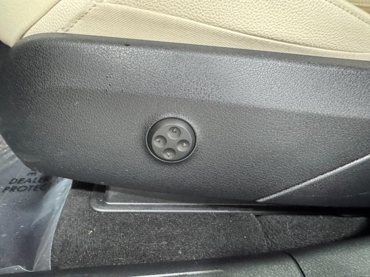 Mercedes-Benz GLC Vehicle Full-screen Gallery Image 29