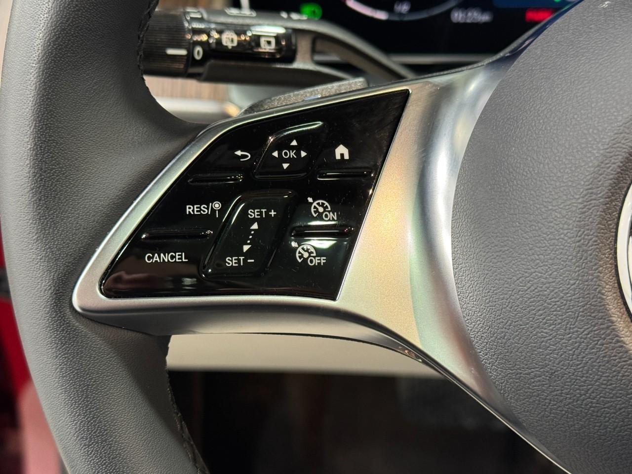 Mercedes-Benz GLC Vehicle Full-screen Gallery Image 31