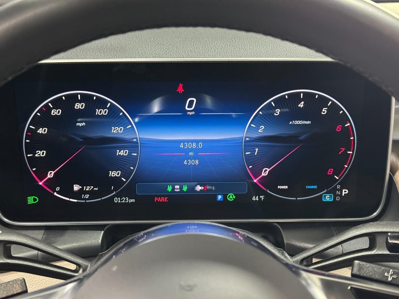 Mercedes-Benz GLC Vehicle Full-screen Gallery Image 33