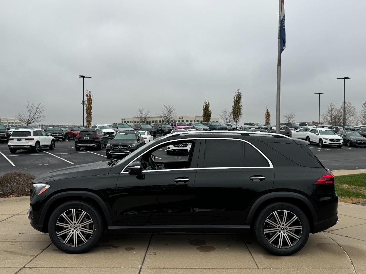 Mercedes-Benz GLE Vehicle Full-screen Gallery Image 2