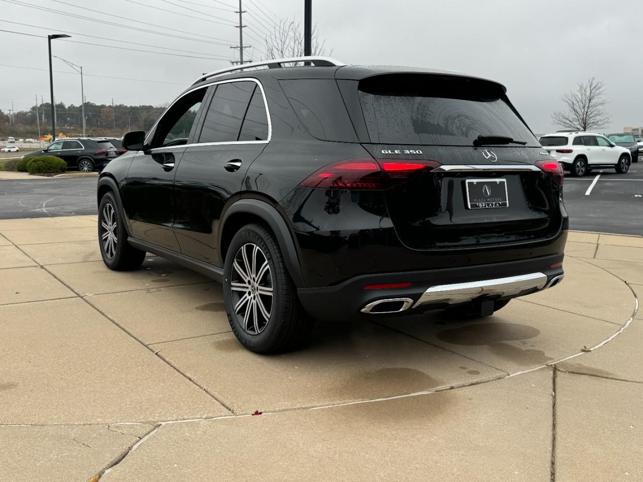 Mercedes-Benz GLE Vehicle Full-screen Gallery Image 3