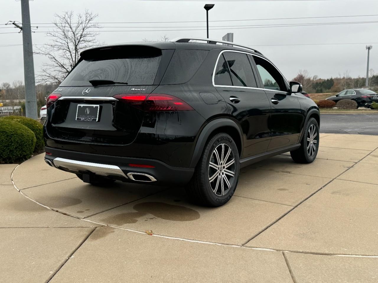 Mercedes-Benz GLE Vehicle Full-screen Gallery Image 4