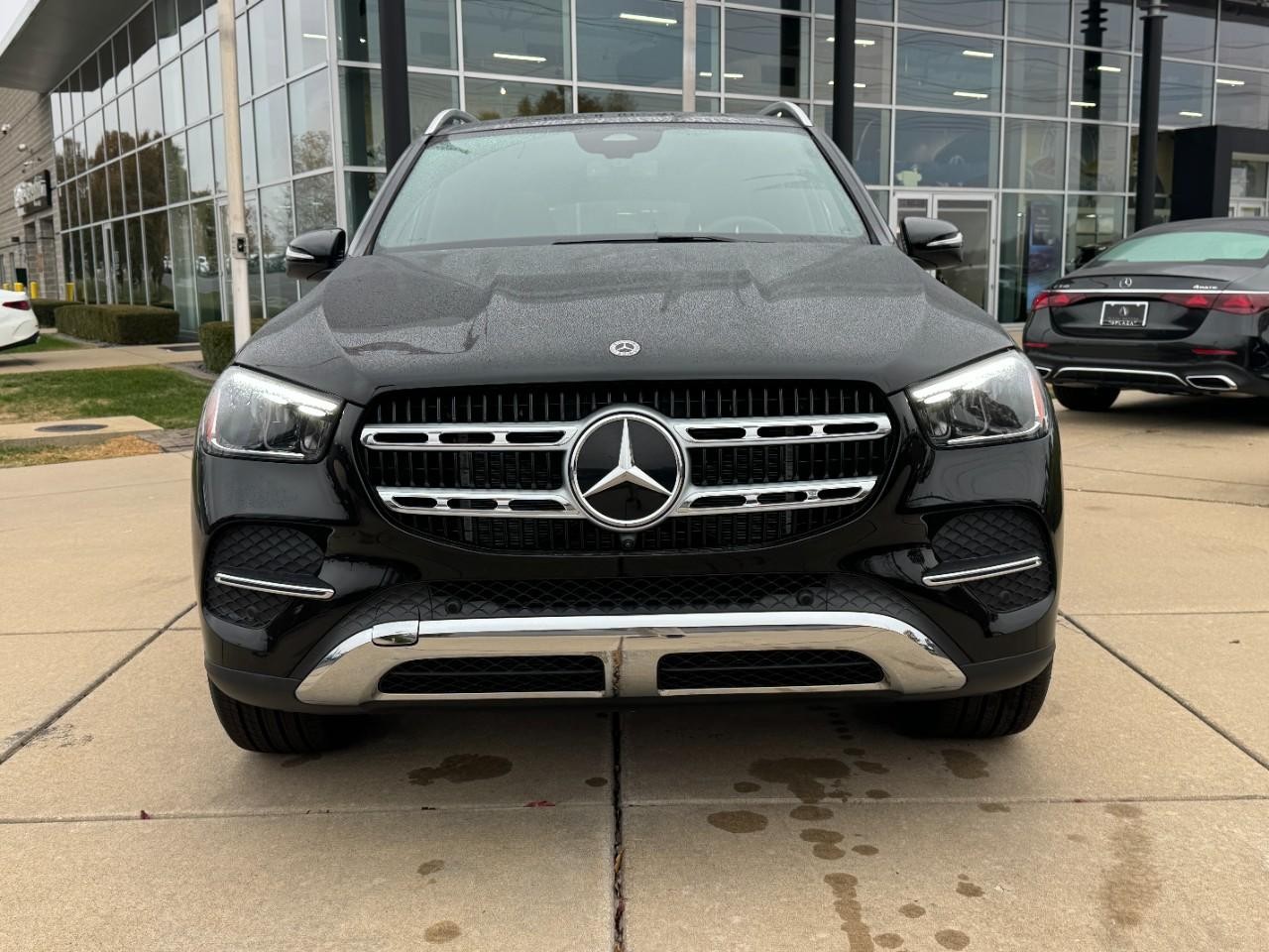 Mercedes-Benz GLE Vehicle Full-screen Gallery Image 7