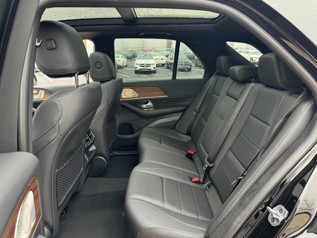 Mercedes-Benz GLE Vehicle Full-screen Gallery Image 8