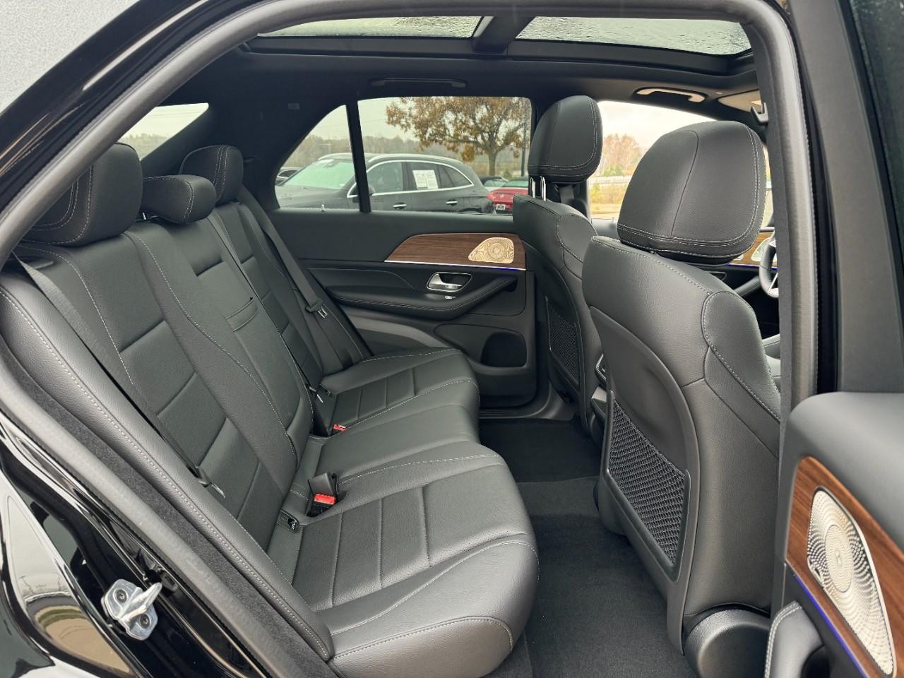 Mercedes-Benz GLE Vehicle Full-screen Gallery Image 10