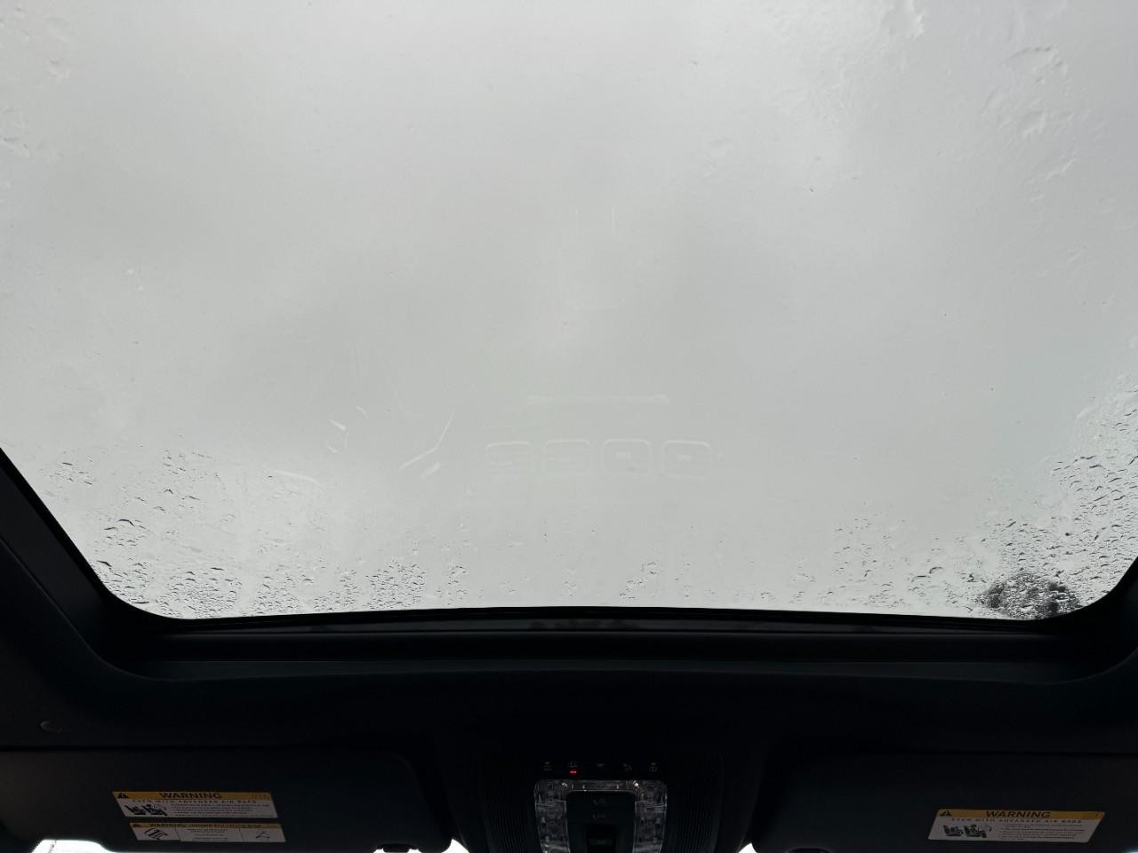 Mercedes-Benz GLE Vehicle Full-screen Gallery Image 11