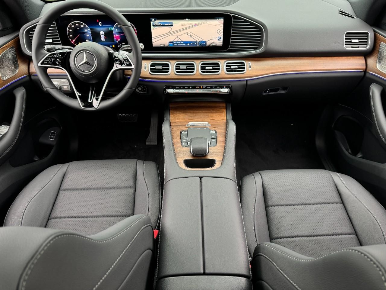 Mercedes-Benz GLE Vehicle Full-screen Gallery Image 12