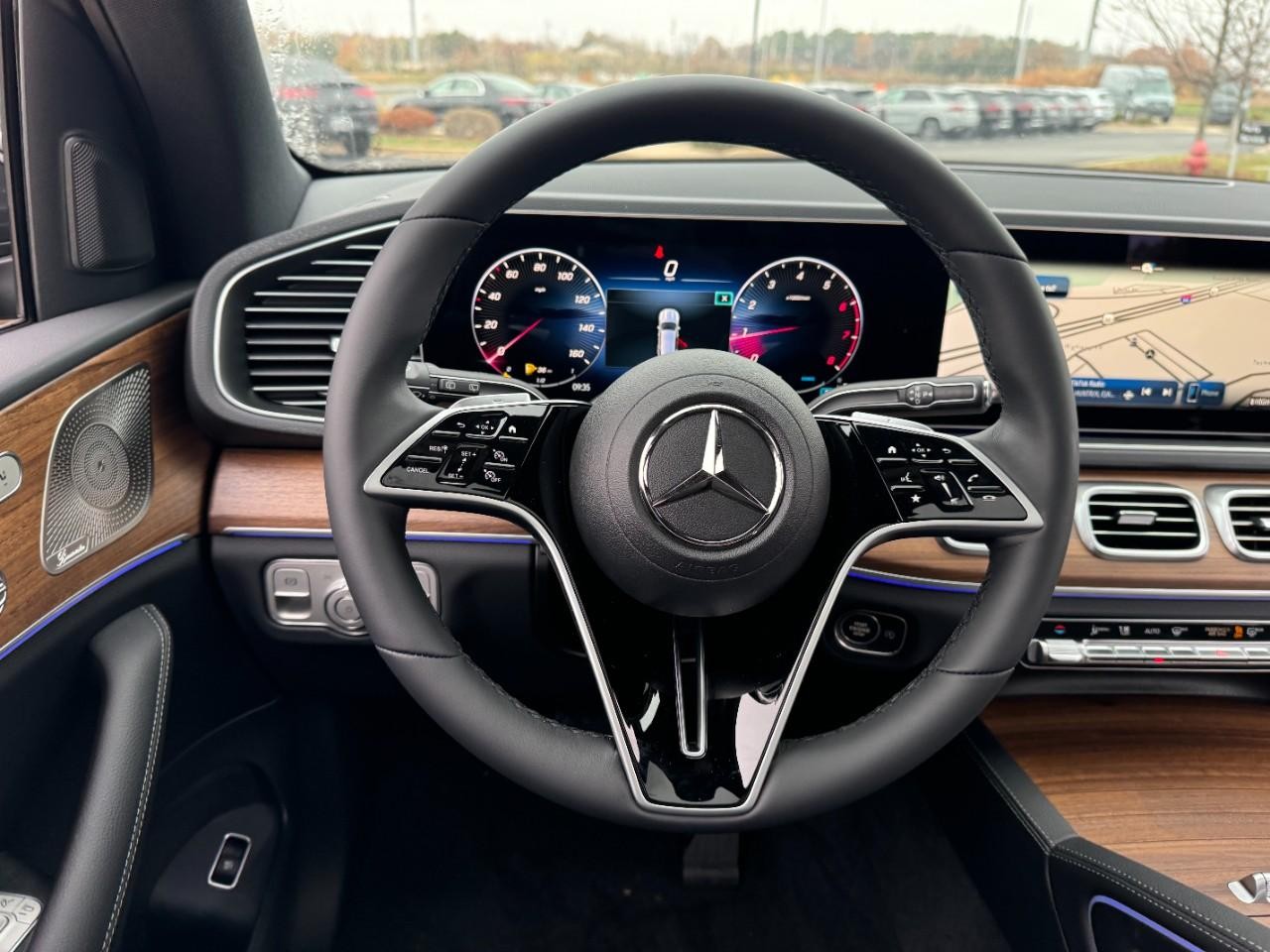 Mercedes-Benz GLE Vehicle Full-screen Gallery Image 13