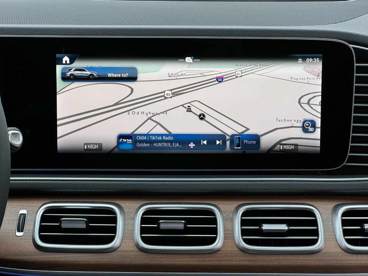 Mercedes-Benz GLE Vehicle Full-screen Gallery Image 14