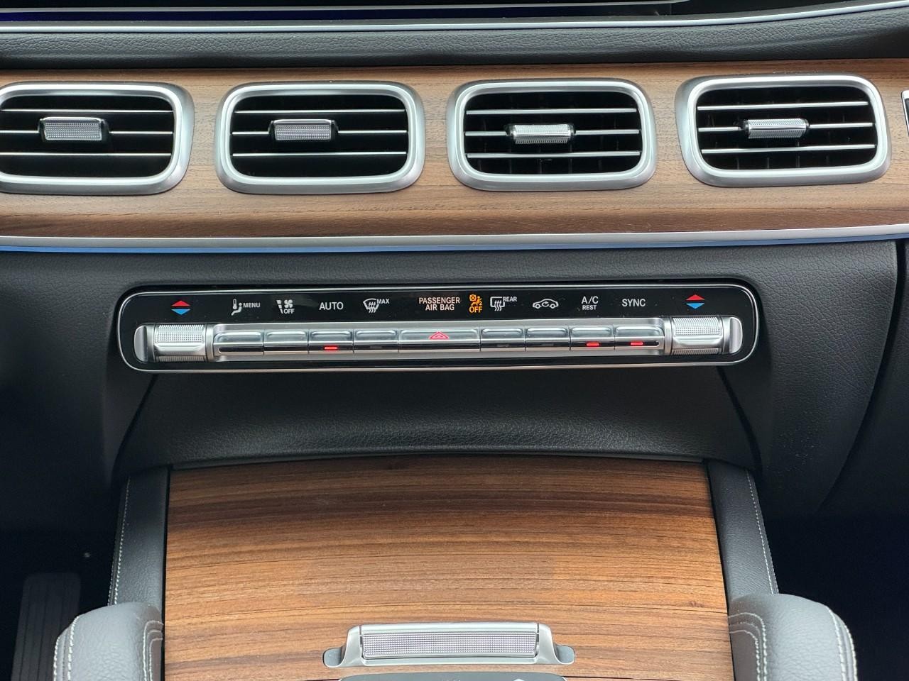 Mercedes-Benz GLE Vehicle Full-screen Gallery Image 15