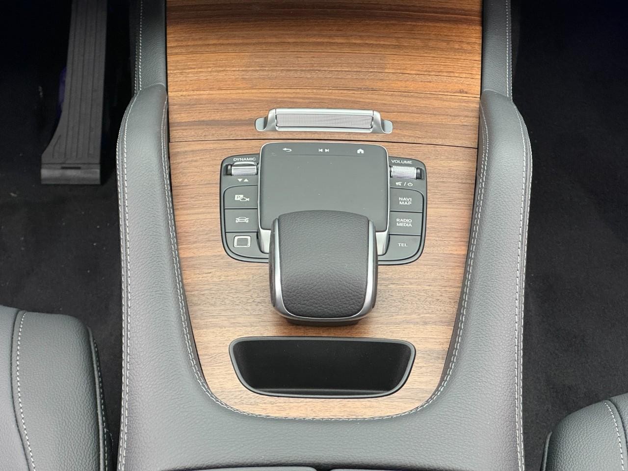 Mercedes-Benz GLE Vehicle Full-screen Gallery Image 16