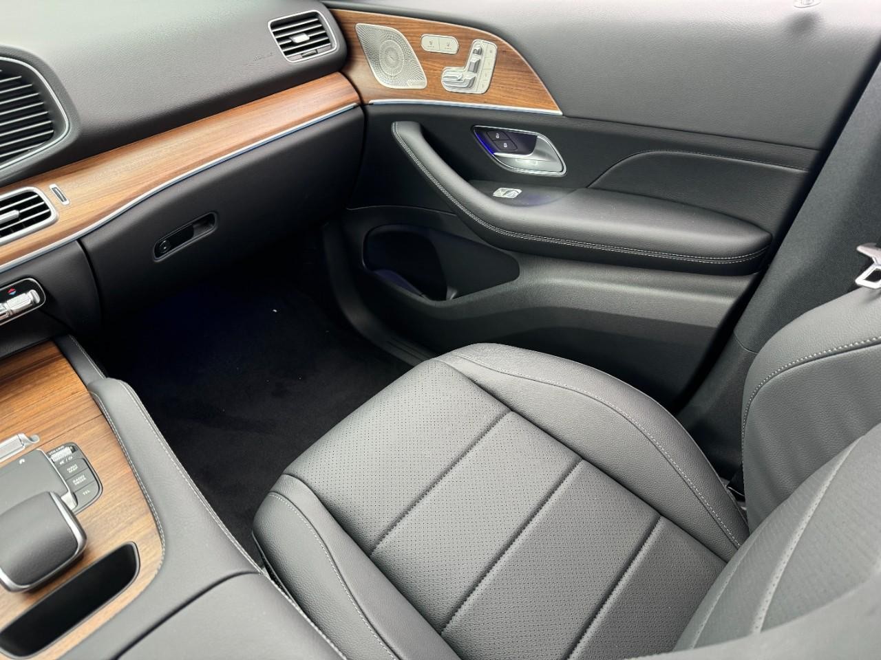 Mercedes-Benz GLE Vehicle Full-screen Gallery Image 17