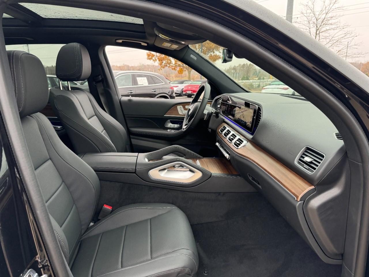 Mercedes-Benz GLE Vehicle Full-screen Gallery Image 18