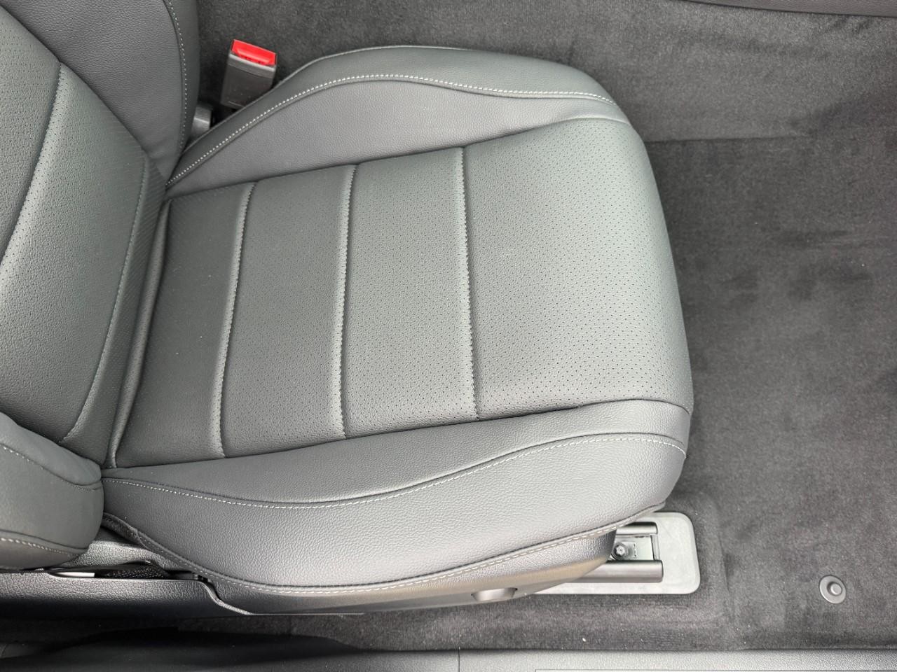 Mercedes-Benz GLE Vehicle Full-screen Gallery Image 19