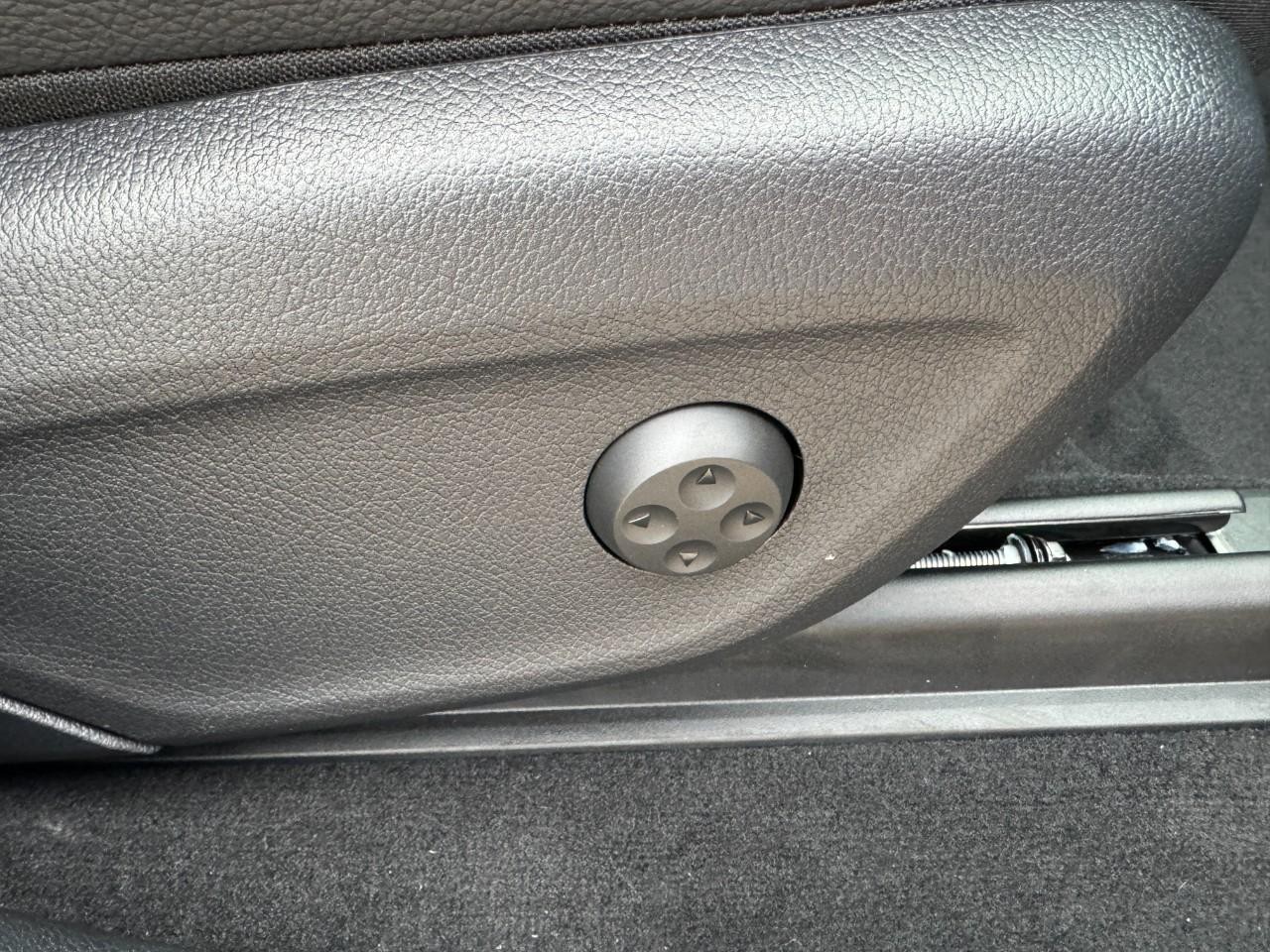 Mercedes-Benz GLE Vehicle Full-screen Gallery Image 20