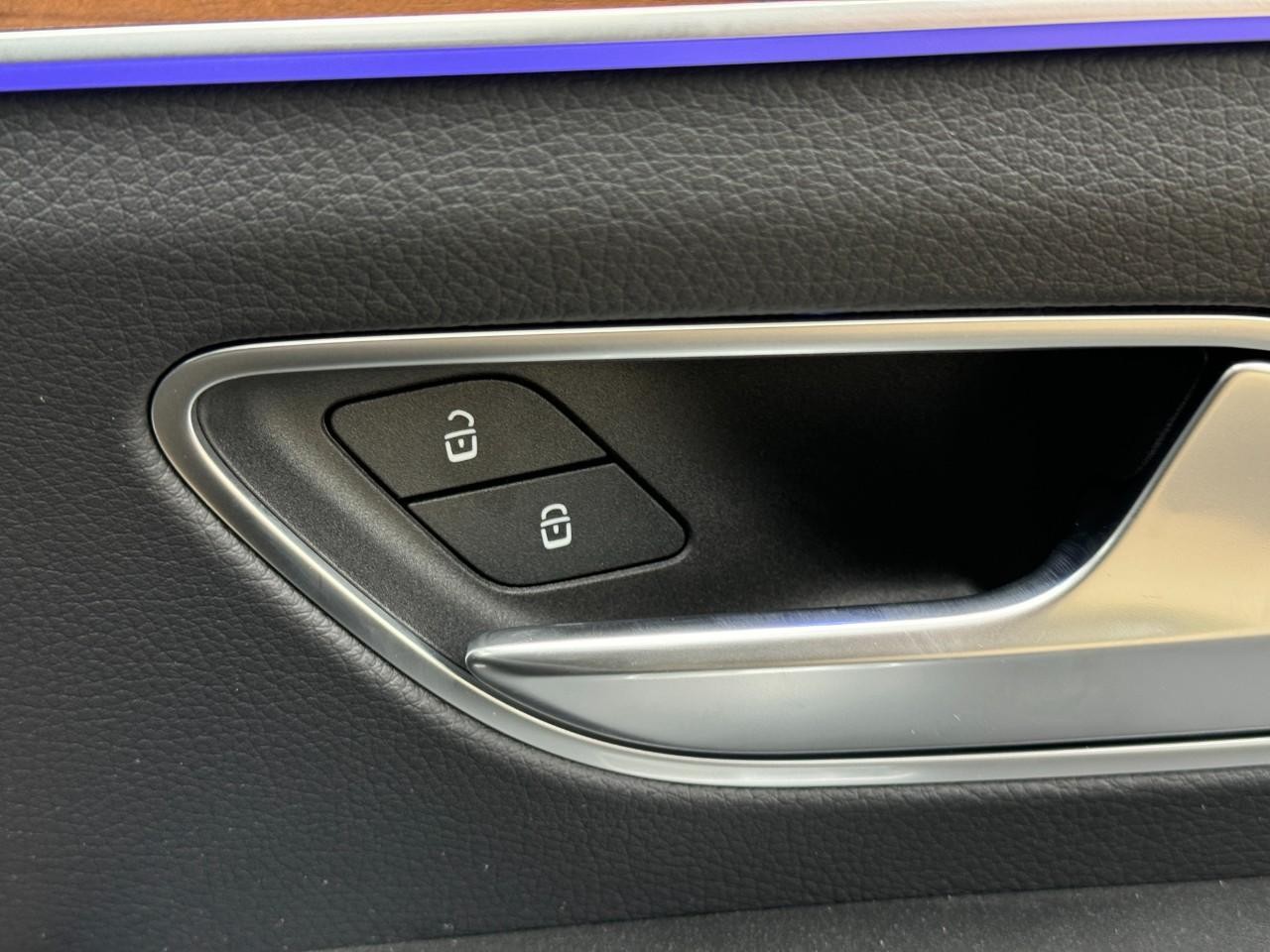 Mercedes-Benz GLE Vehicle Full-screen Gallery Image 22