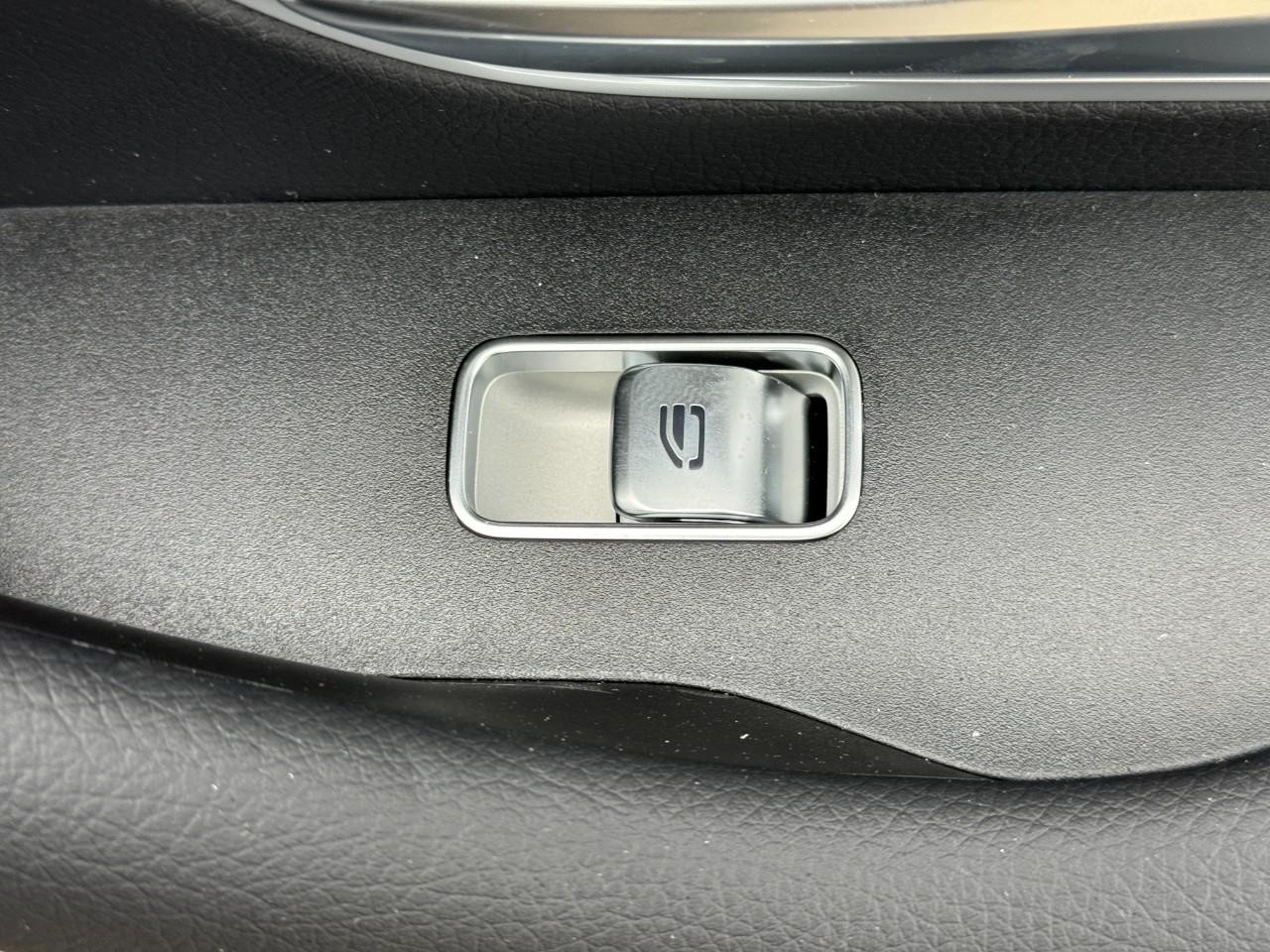 Mercedes-Benz GLE Vehicle Full-screen Gallery Image 23