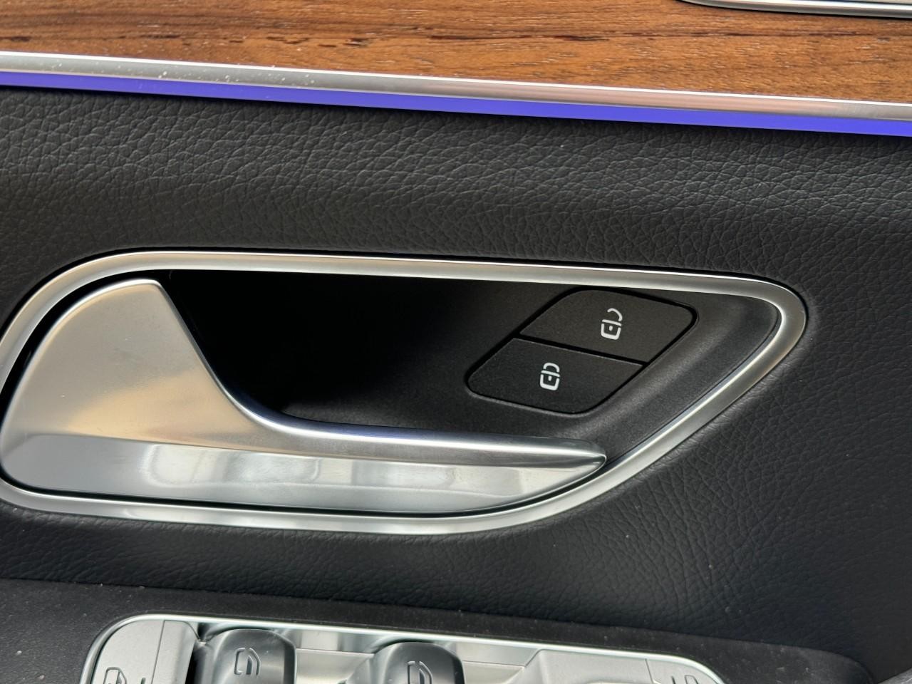 Mercedes-Benz GLE Vehicle Full-screen Gallery Image 26