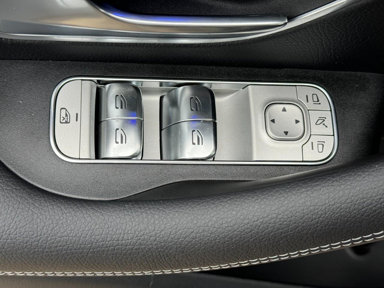 Mercedes-Benz GLE Vehicle Full-screen Gallery Image 27