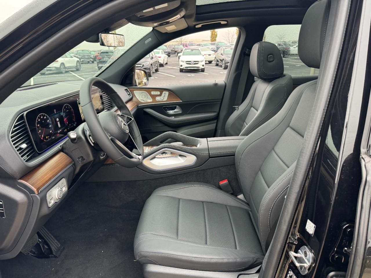 Mercedes-Benz GLE Vehicle Full-screen Gallery Image 29