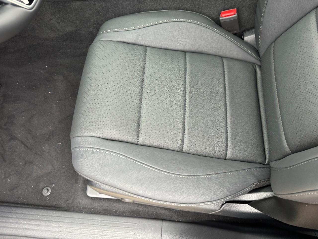 Mercedes-Benz GLE Vehicle Full-screen Gallery Image 30