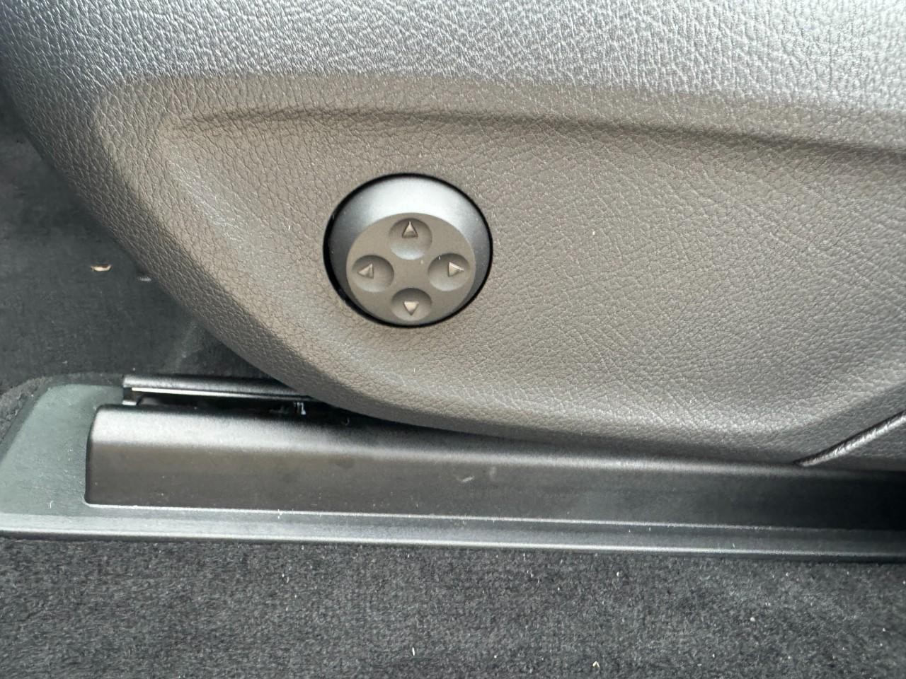 Mercedes-Benz GLE Vehicle Full-screen Gallery Image 31