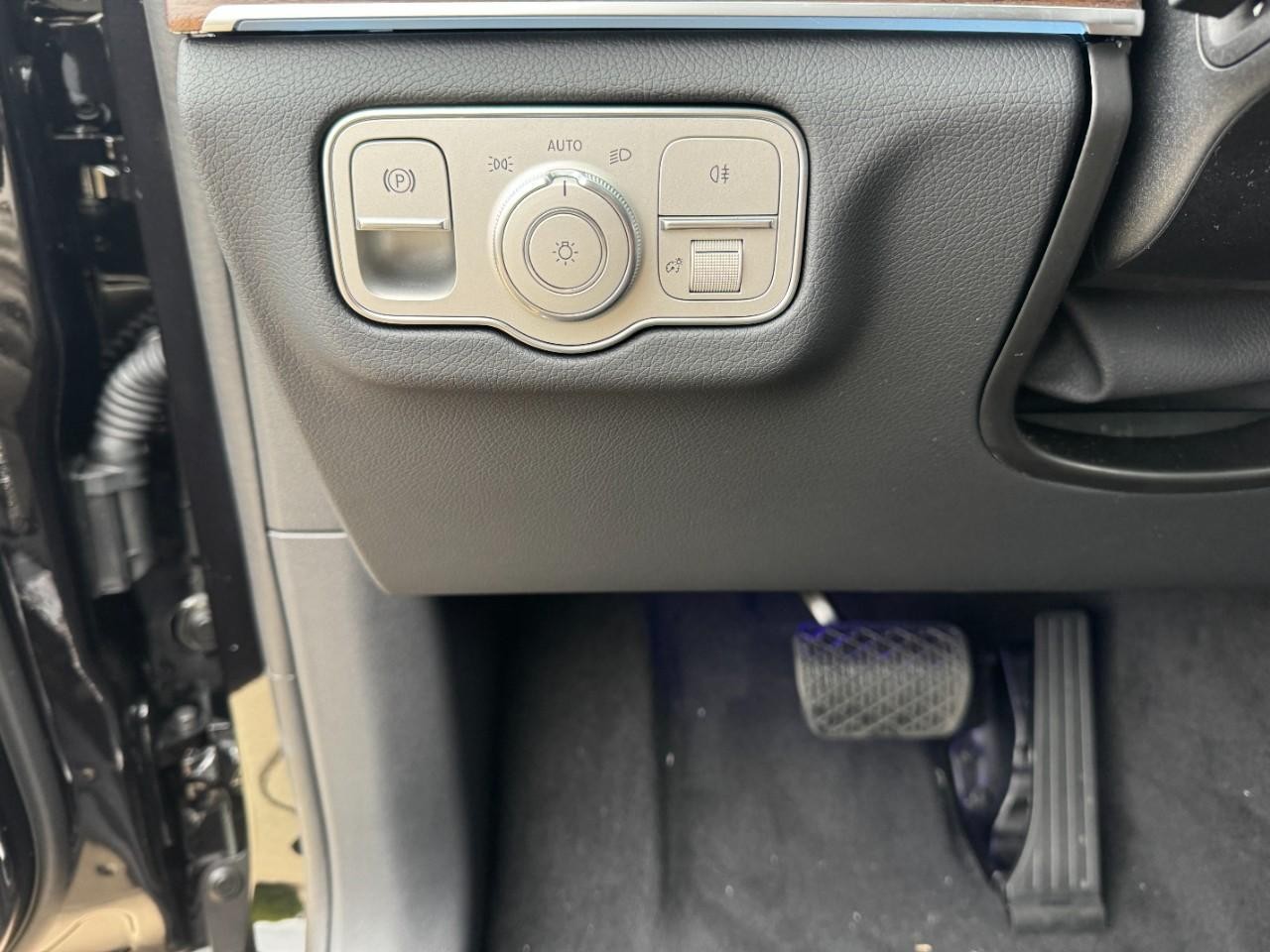 Mercedes-Benz GLE Vehicle Full-screen Gallery Image 32