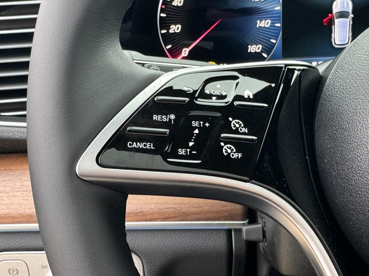 Mercedes-Benz GLE Vehicle Full-screen Gallery Image 33