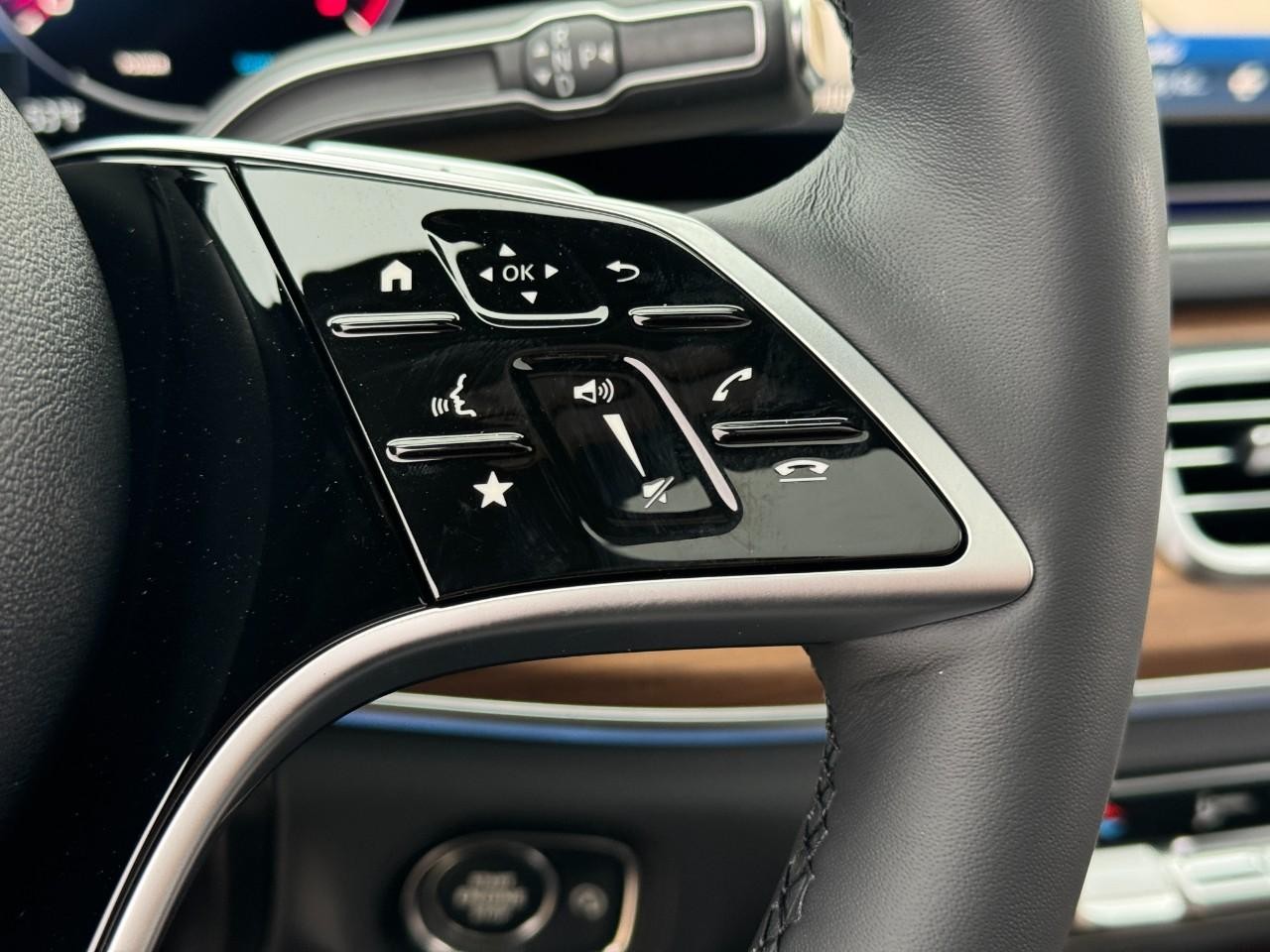 Mercedes-Benz GLE Vehicle Full-screen Gallery Image 34