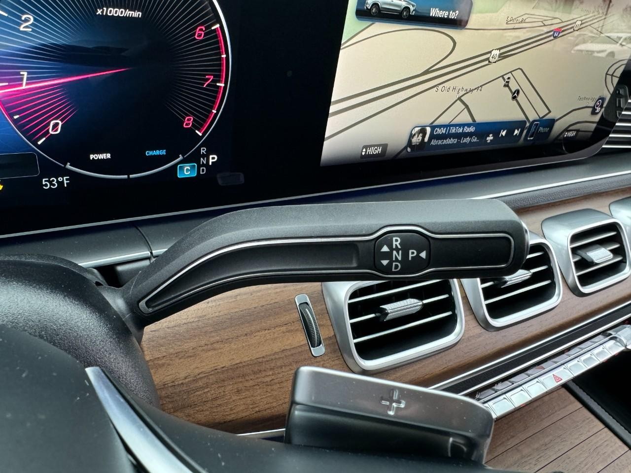 Mercedes-Benz GLE Vehicle Full-screen Gallery Image 36