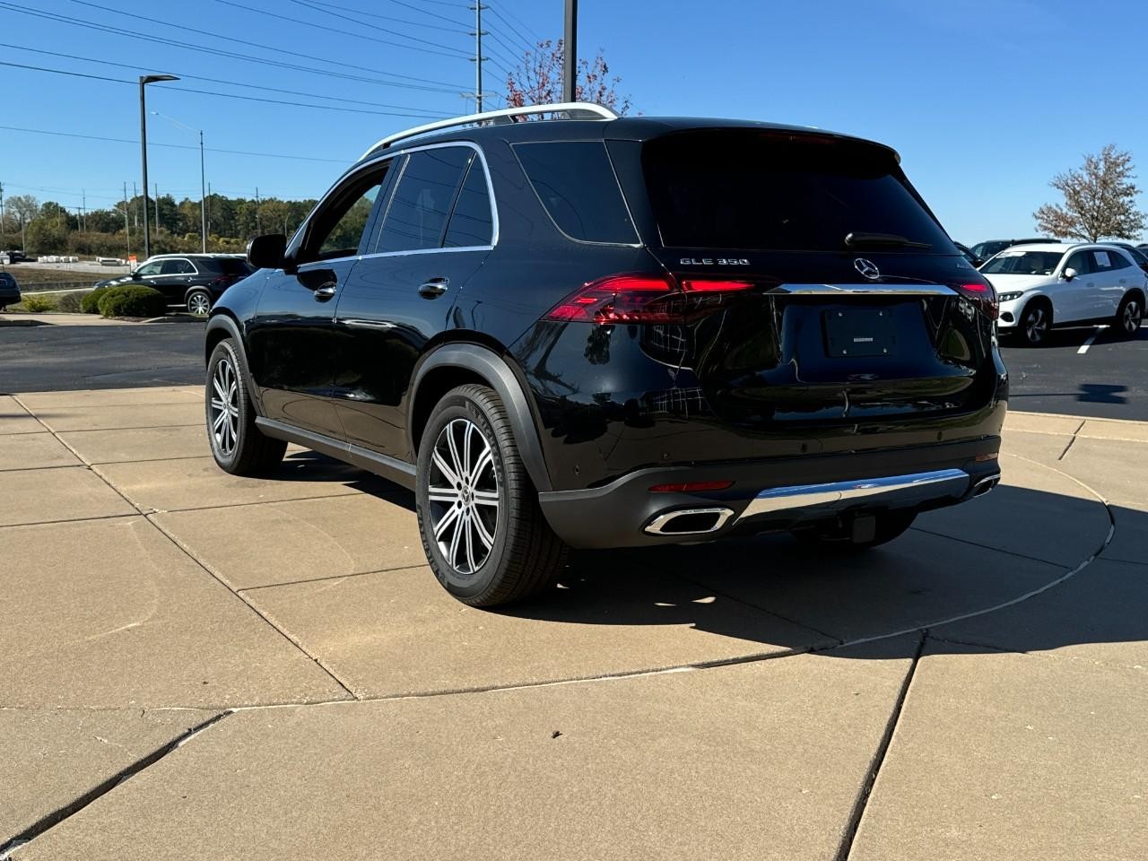 Mercedes-Benz GLE Vehicle Full-screen Gallery Image 3