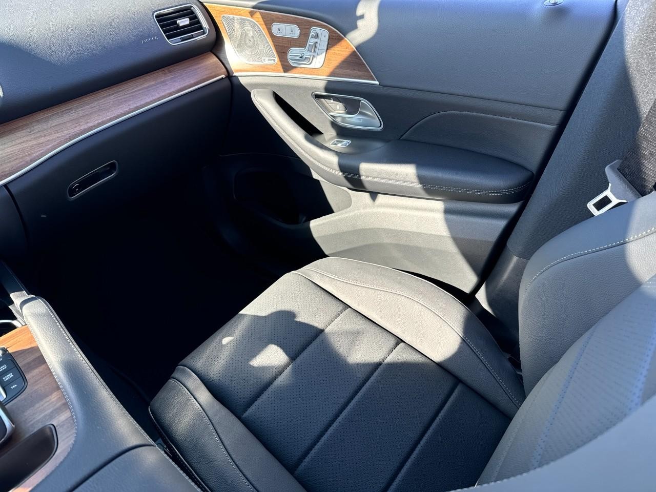 Mercedes-Benz GLE Vehicle Full-screen Gallery Image 17