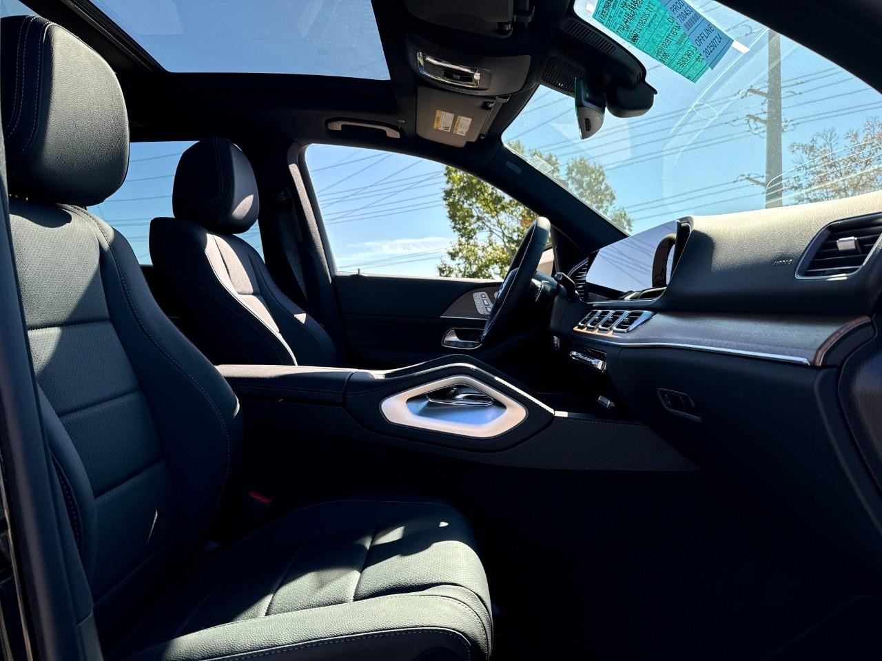 Mercedes-Benz GLE Vehicle Full-screen Gallery Image 18